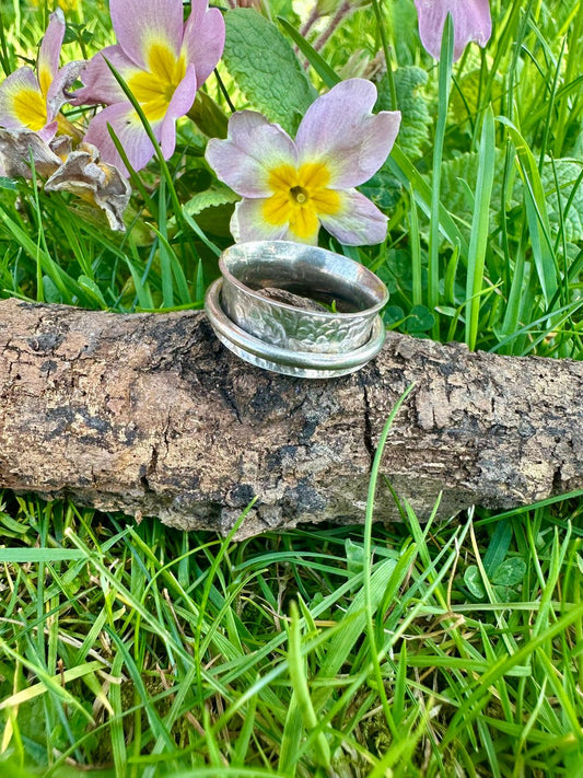 Narrow band spinner ring